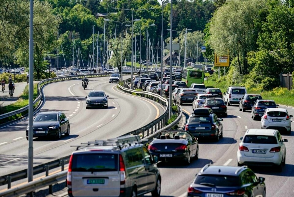Det er tett trafikk ut fra Oslo sentrum på E18 ved Frognerkilen fredag ettermiddag. Foto: Stian Lysberg Solum / NTB scanpix