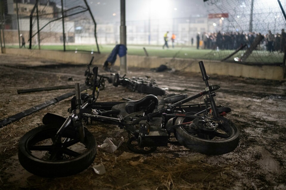 Rakettangrepet rammet en fotballbane og området rundt i byen Majdal Shams på de israelskokkuperte Golanhøydene. Rakettangrepet rammet en fotballbane og området rundt i byen Majdal Shams på de israelskokkuperte Golanhøydene. Foto: Leo Correa / AP / NTB