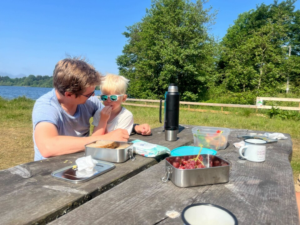 Thomas Austbø og yngstesønnen Theodor koser seg med brødskiver, vannmelon og druer Thomas Austbø og yngstesønnen Theodor koser seg med brødskiver, vannmelon og druer