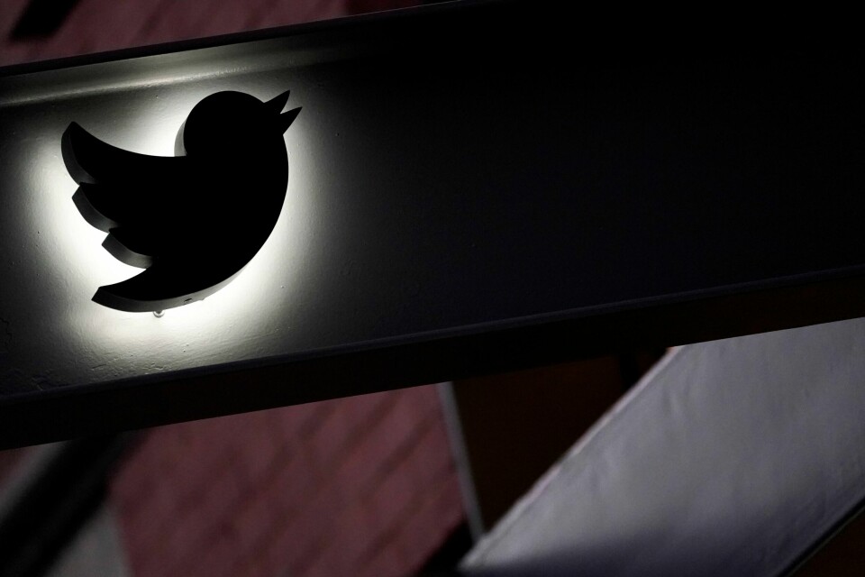 Twitter-logoen sett på bygningen som huset teknologigiganten i New York i 2022. Selskapet har siden blitt kjøpt opp av Tesla-gründer Elon Musk og døpt om til X. EU mener X villeder brukerne ved å tilby hvem som helst å kjøpe til seg det blå hakesymbolet – som tidligere tilsa at en bruker er verifisert og ekte – selv når selskapet ikke har sjekket profilen. Twitter-logoen sett på bygningen som huset teknologigiganten i New York i 2022. Selskapet har siden blitt kjøpt opp av Tesla-gründer Elon Musk og døpt om til X. EU mener X villeder brukerne ved å tilby hvem som helst å kjøpe til seg det blå hakesymbolet – som tidligere tilsa at en bruker er verifisert og ekte – selv når selskapet ikke har sjekket profilen. Foto: Mary Altaffer / AP / NTB