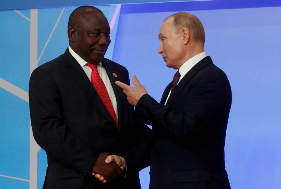 Sør-Afrikas president Cyril Ramaphosa får kritikk for landets samarbeid med Russland. Her er han sammen med Russlands president Vladimir Putin på et toppmøte mellom Russland og afrikanske land i Russland i 2019. Sør-Afrikas president Cyril Ramaphosa får kritikk for landets samarbeid med Russland. Her er han sammen med Russlands president Vladimir Putin på et toppmøte mellom Russland og afrikanske land i Russland i 2019.