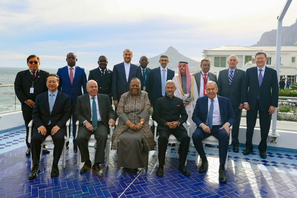 BRICS-alliansen består av Brasil, Russland, India, Kina og Sør-Afrika. Tidligere i juni møttes landenes utenriksministere (på første rad her) i Cape Town i Sør-Afrika. I august skal det være toppmøte med landenes ledere i samme land. BRIKS-alliansen består av Brasil, Russland, India, Kina og Sør-Afrika. Tidligere i juni møttes landenes utenriksministere (på første rad her) i Cape Town i Sør-Afrika. I august skal det være toppmøte med landenes ledere i samme land.