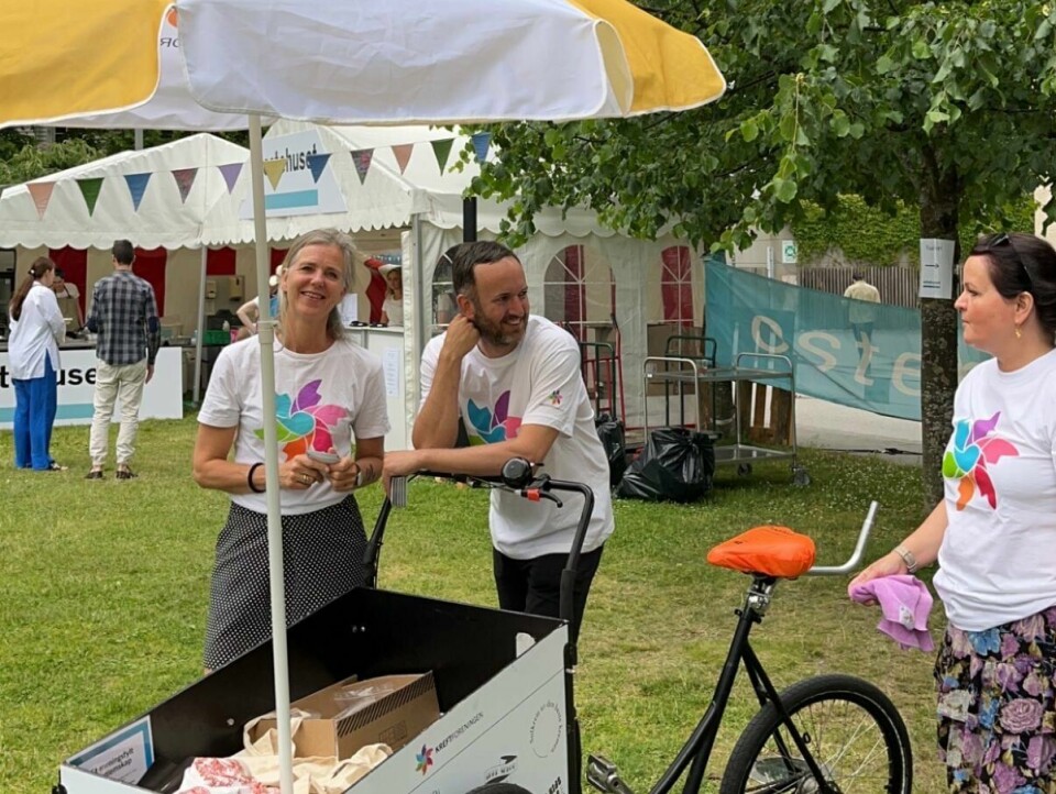 Distriktsleder i Kreftforeningen, Camilla Gram, var med på solpatrulje i fjor sommer, for å gi solråd. Til helgen står en solpatrulje-gjeng klar både på Mablis og under sentrumsfestivalen på Ålgård Camilla Gram