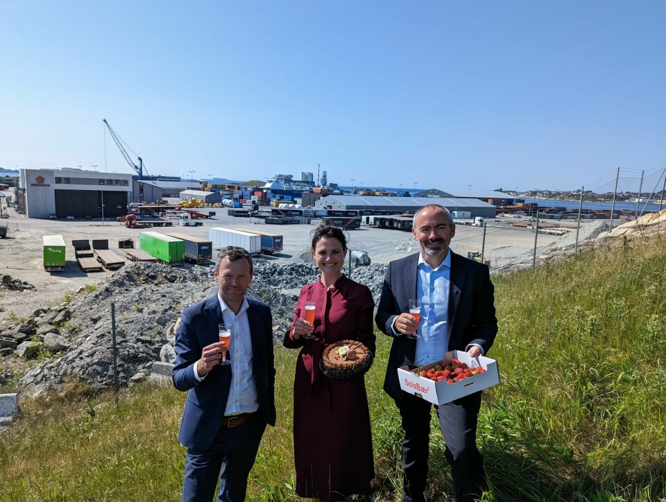 Randaberg-ordfører, Jarle Bø, Stavanger-ordfører Kari Nessa Nordtun og Tom Henning Slethei, ordfører i Sola er enige om en ny avtale for interkommunale Stavangerregionen Havn. Randaberg-ordfører, Jarle Bø, Stavanger-ordfører Kari Nessa Nordtun og Tom Henning Slethei, ordfører i Sola er enige om en ny avtale for interkommunale Stavangerregionen Havn.