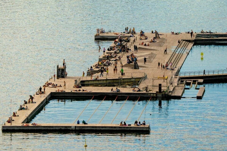 Folk nyter det gode været på Sørenga i Oslo.