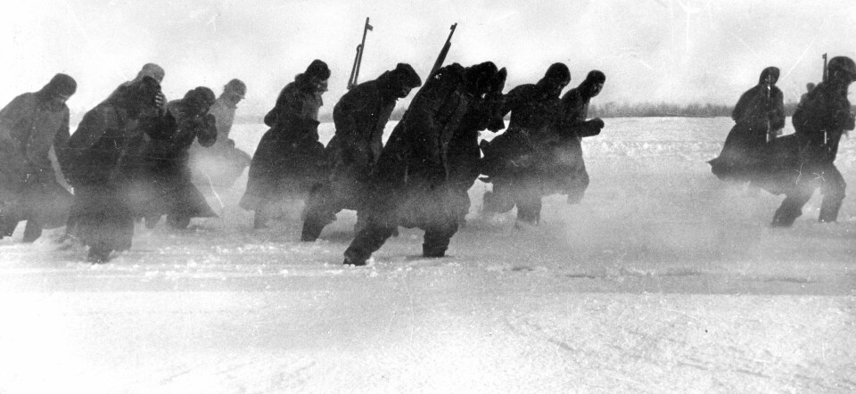 Tyske soldater overgir seg på Østfronten i desember 1941. Tvunget i kne av kulde, sviktet av egne generaler og nedkjempet av russere. Et undervurdert militært vendepunkt, mener historikere om slaget om Moskva.