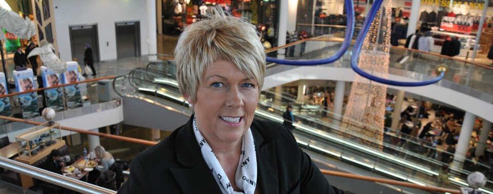 Hilde Sommerfeldt, senterleder ved Amfi Madla har grunn til å smile. 2009 var et godt år for senteret som bikket én milliard i omsetning. I tillegg fikk Amfi Madla nye tilskudd i treningssenteret Elixia, Madla bibliotek og «Relax Zone». For 2010 ønsker Sommerfeldt seg vinmonopol til senteret og gjerne en større elektronikkbutikk. Her står hun på den nye scenen, på toppen av Cafe Express, med god utsikt til senteret. Hilde Sommerfeldt, senterleder ved Amfi Madla har grunn til å smile. 2009 var et godt år for senteret som bikket én milliard i omsetning. I tillegg fikk Amfi Madla nye tilskudd i treningssenteret Elixia, Madla bibliotek og «Relax Zone». For 2010 ønsker Sommerfeldt seg vinmonopol til senteret og gjerne en større elektronikkbutikk. Her står hun på den nye scenen, på toppen av Cafe Express, med god utsikt til senteret.