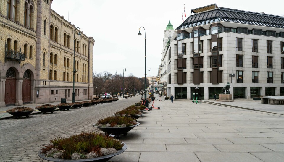 Et folketomt Karl Johan viser hvor hardt rammet Oslo var under pandemien. Et fåtall mennesker å se i Karl Johans gate i Oslo. Korona-pandemien har ført til en nedstengt hovedstad.