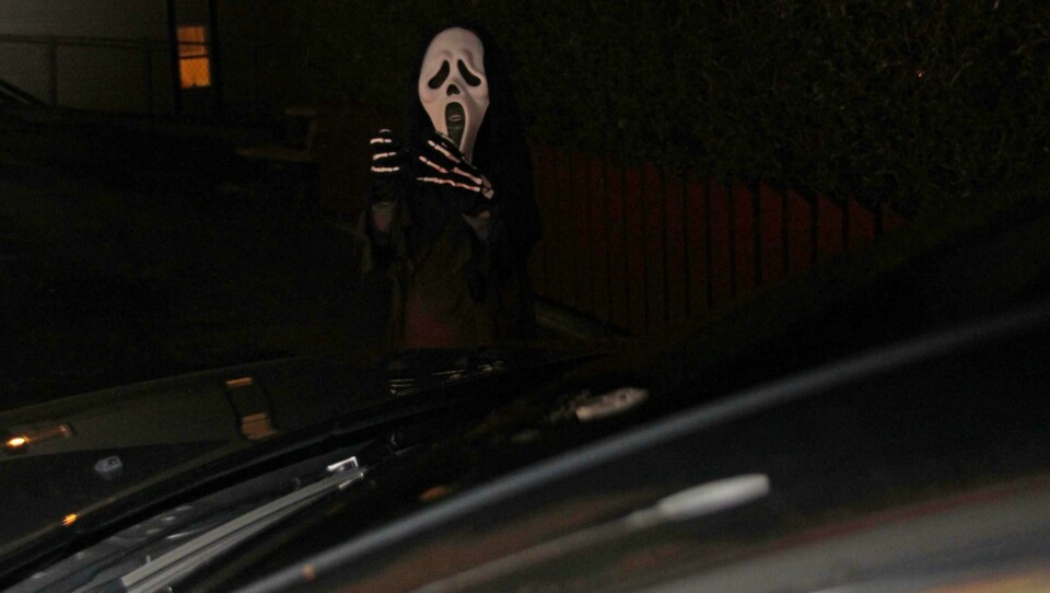 Mørke kostymer uten refleks er knapt synlig for bilistene, advarer Gjensidige og Trygg Trafikk (illustrasjonsbilde). Barn utkledt i mørkt halloween-kostyme, knapt synlig for bilister.