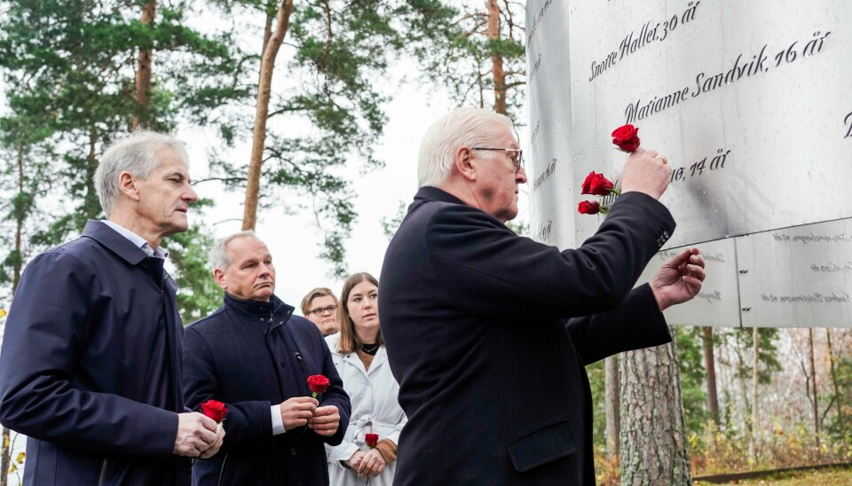 Den tyske forbundspresidenten Frank-Walter Steinmeier og statsminister Jonas Gahr Støre besøker Utøya setter inn roser ved navnet til Johannes Buø på minnesmerket på Utøya. Den tyske forbundspresidenten Frank-Walter Steinmeier la ned roser ved minnesmerket på Utøya da han og statsminister Jonas Gahr Støre besøkte Utøya. Foto: Heiko Junge / NTB