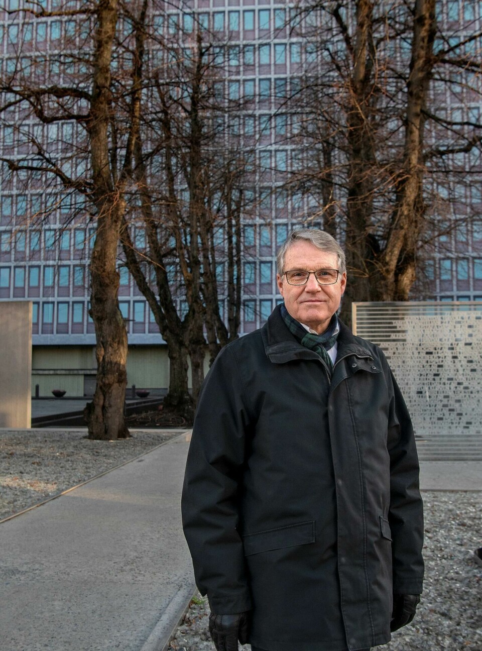 Pensjonist Tom Brunsell er tilbake foran Høyblokka. Der inne i 10. etasje jobbet han i 13 år, helt fram til terrorangrepet 22. juli 2011. Foto: Mimsy Møller Pensjonist Tom Brunsell er tilbake foran Høyblokka. Der inne i 10. etasje jobbet han i 13 år, helt fram til terrorangrepet 22. juli 2011. Foto: Mimsy Møller