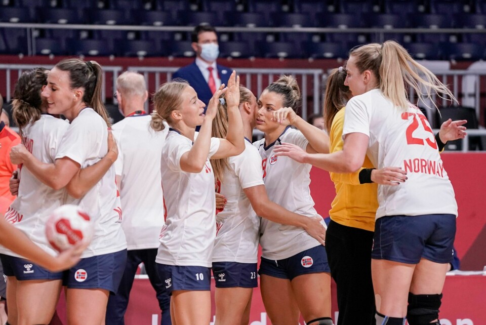 De norske håndballjentene jubler etter seier under OL i Tokyo 2020 håndballkampen for kvinner mellom Norge og Japan i Yoyogi National Stadium De norske håndballjentene jubler etter mandagens seier over OL-vert Japan. Foto: Stian Lysberg Solum / NTB