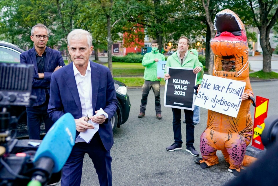 Ap-leder Jonas Gahr Støre skuffer miljøorganisasjonene med sin nye klimapolitikk. Her fra Trondheim i forrige måned da Støre ble møtt av klimademonstranter fra Greenpeace utenfor Studentersamfundet. Ap-leder Jonas Gahr Støre ble for et år siden møtt av demonstranter fra Greenpeace da han ankom et folkemøte på Studentersamfundet i Trondheim. Arkivfoto: Gorm Kallestad / NTB
