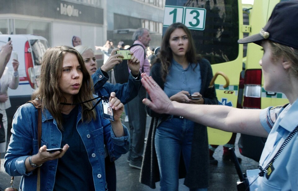 Journalist Anine Welsh (spilt av Alexandra Gjerpen) i regjeringskvartalet i TV-serien «22. juli». Foto: NRK Journalist Anine Welsh (spilt av Alexandra Gjerpen) i regjeringskvartalet i TV-serien «22. juli». Foto: NRK