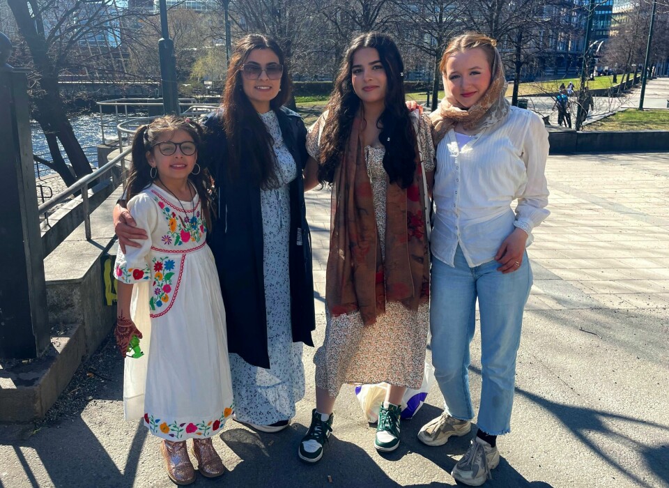 Fra venstre: Bresjna Brakat (8), Ruqia Shiva, Hariwa Brakat (15) og Leah Meursinge (15) har kommet til Oslo for å feire høytiden Id. Eid