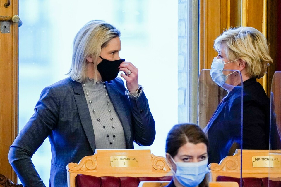 Sylvi Listhaug og Siv Jensen (begge Frp). Foto: NTB Oslo 20210118. Sylvi Listhaug og Siv Jensen (Frp) under høring i Stortinget mandag om redegjørelsen for håndteringen av koronapandemien.Foto: Håkon Mosvold Larsen / NTB