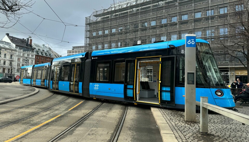 Illustrasjonsfoto Den strandede trikken sperrer for trafikk i begge retninger. Alle ruter som går på sporet mellom Jernbanetorget og Stortorget, ble berørt av trikkeavsporingen søndag. Foto: Sporveien / NTB