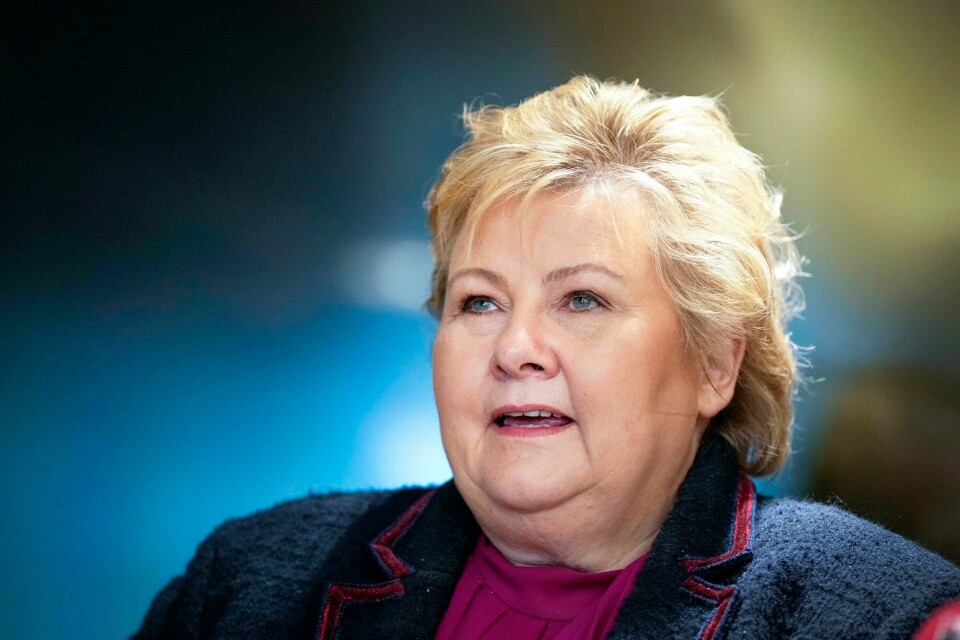 – Det kan vedtas for eksempel hvis du er under etterforskning for voldskriminalitet, og får beskjed om at i den perioden har du oppholdsforbud, sier Erna Solberg (H) om å ilegge barn fotlenke. Erna Solberg, Høyre