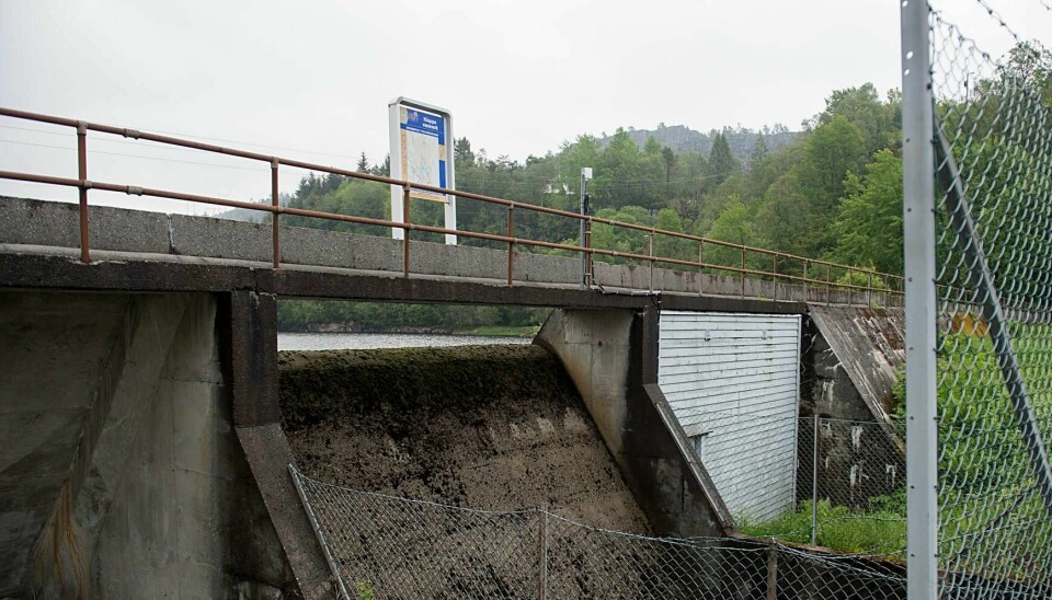Rundt 50 personer har vært innom legevakten på Askøy med symptomer som feber, diaré og magesmerter på grunn av mistanke om smitte via drikkevannet på Askøy. Folk må koke vannet.