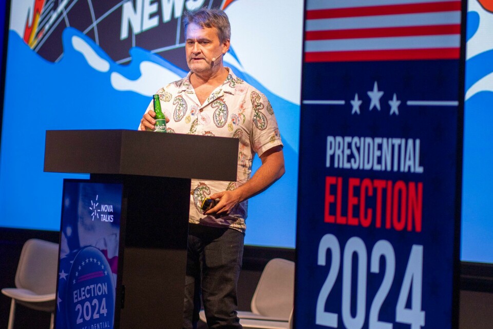 USA-kjenner, programleder og musiker Thomas Seltzer holdt tirsdag kveld foredrag om USA-valget foran 320 deltakere under en valgvake i Nova Spektrum på Lillestrøm. USA-kjenner, programleder og musiker Thomas Seltzer holdt tirsdag kveld foredrag om USA-valget foran 320 deltakere under en valgvake i Nova Spektrum på Lillestrøm. Foto: Heiko Junge / NTB