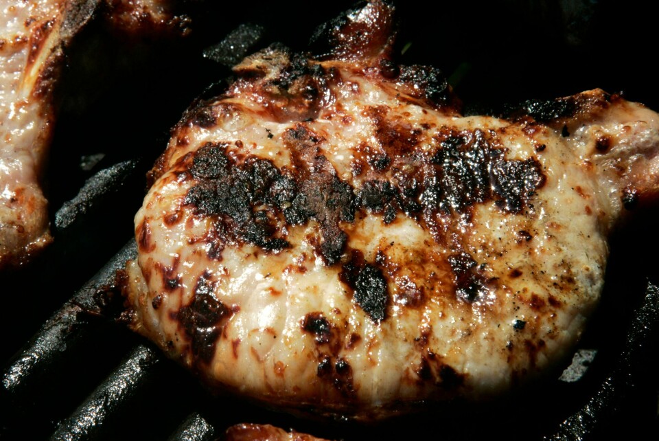 OSLO 20060704:Grilling av kjøtt på gassgrill. Gassgriller kan være brannbomber ved dårlig vedlikehold.Foto: Bjørn Sigurdsøn / NTB Grill
