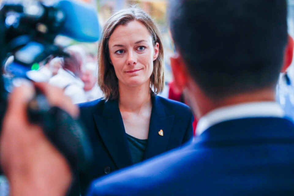 To jusprofessorer mener at Stortinget bør vurdere om tidligere kulturminister Anette Trettebergstuen (Ap) skal stilles for riksrett. Stortingets jurister har tidligere konkludert med at hun ikke kan stilles for riksrett etter habilitetsbruddene, men professorene er ikke enig. Stortingets kontroll- og konstitusjonskomité må vurdere om bruddet på tjenesteplikten da Anette Trettebergstuen utnevnte venner til styreverv, var grovt, mener jussprofessor Eirik Holmøyvik ved Universitetet i Bergen. Foto: Frederik Ringnes / NTB