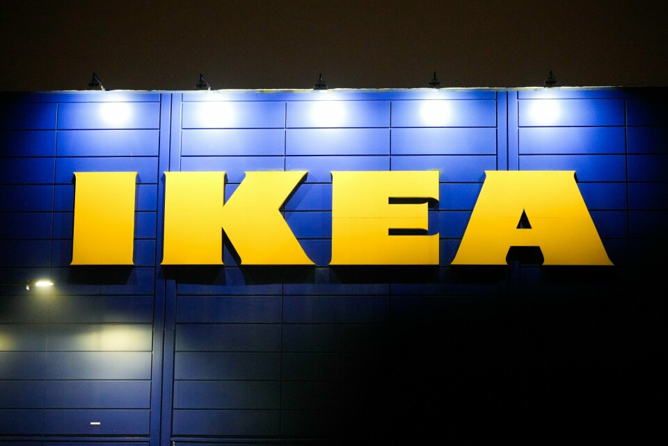 Ikeas logo. Vestby kommunestyre sier ja til å bygge et Ikea-varehus på en kornåker i kommunen. Det vekker reaksjoner. Foto: Beate Oma Dahle / NTB