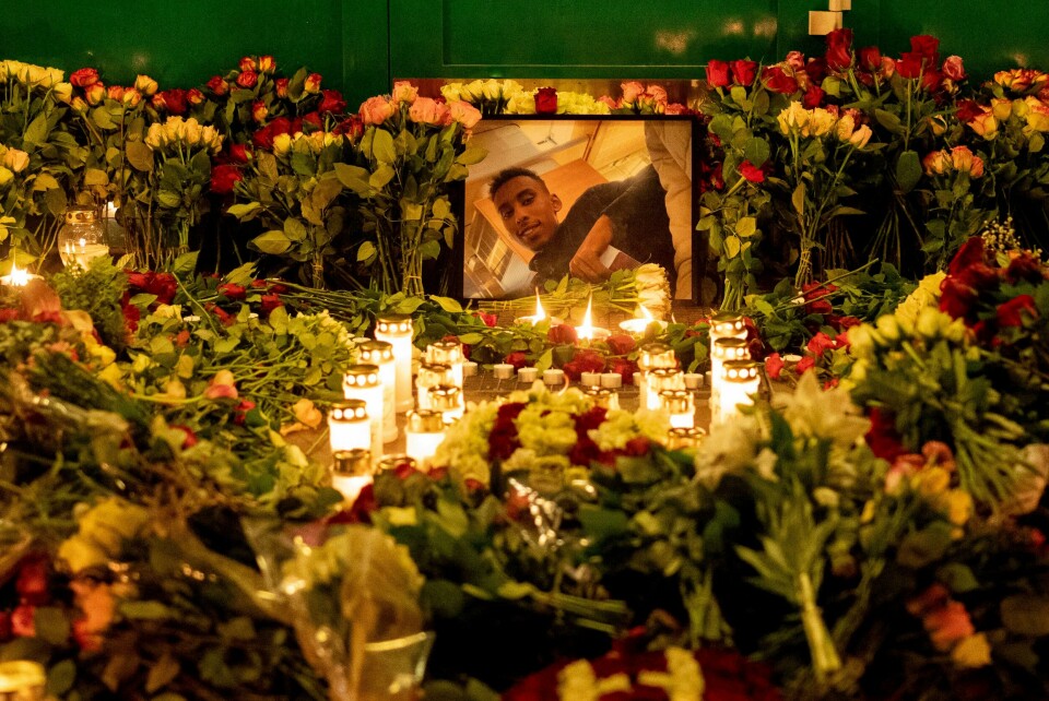 Aktor Trude Antonsen har sagt at hun mener at 20 år gamle Hamse Hashi Adan var et tilfeldig offer. Blomster og lys utenfor en inngang på Lofsrud skole på Mortensrud i Oslo der 20 år gamle Hamse Hashi Adan ble skutt og drept i 2021. Foto: Fredrik Hagen / NTB