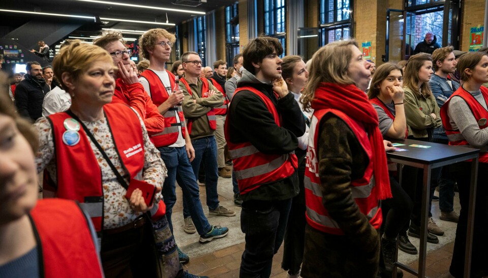 En folkeavstemning i Berlin for å gjøre byen klimanøytral innen år 2030 i stedet for 2045, har mislyktes. Her står en gruppe klimaaktivister og følger med på de første resultatene i den tyske hovedstaden. En folkeavstemning i Berlin for å gjøre byen klimanøytral innen år 2030 i stedet for 2045, har mislyktes. Her står en gruppe klimaaktivister og følger med på de første resultatene i den tyske hovedstaden. Foto: Christophe Gateau / DPA / AP / NTB