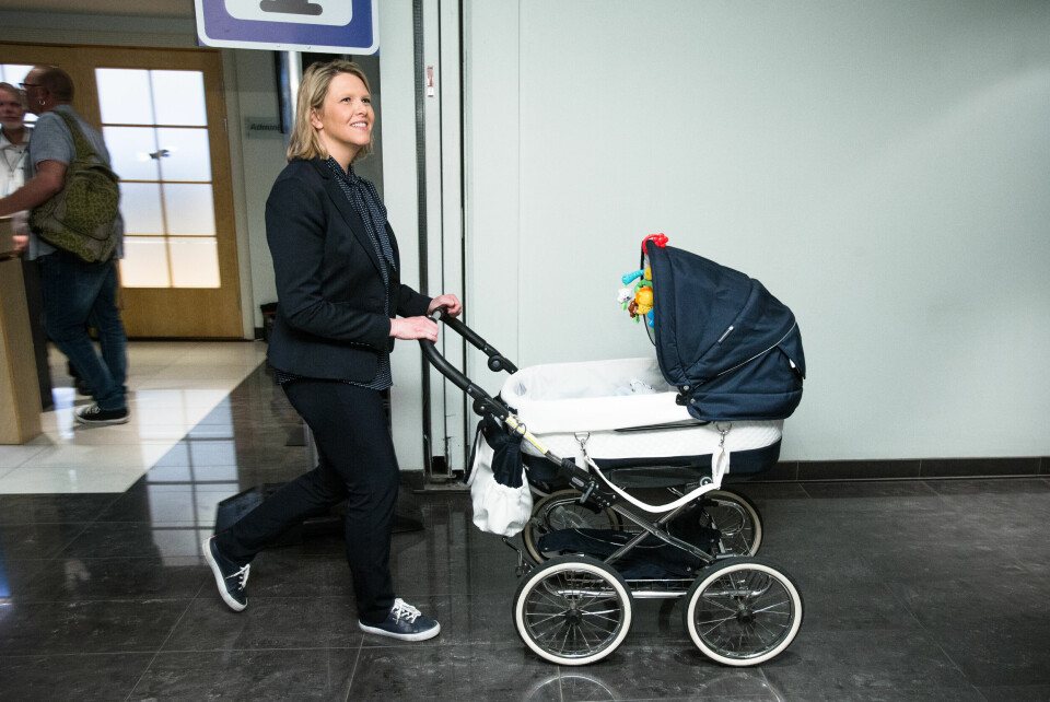 Sylvi Listhaug ble trebarnsmor som 39-åring i 2017. Her fra Frps landsmøte samme år, med rundt en måned gamle Steffen i barnevognen. Sylvi Listhaug ble trebarnsmor som 39-åring i 2017. Her fra Frps landsmøte samme år, med rundt en måned gamle Steffen i barnevognen.