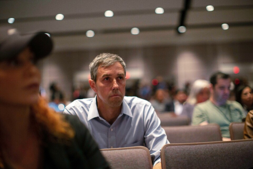 Beto O'Rourke under pressekonferansen i Uvalde onsdag. 49-åringen er demokratens guvernørkandidat i årets valg og kom med kraftig skyts mot sin republikanske motpart for manglende initiativ til innstramminger av våpenlover i USA. Beto O'Rourke under pressekonferansen i Uvalde onsdag. 49-åringen er demokratens guvernørkandidat i årets valg og kom med kraftig skyts mot sin republikanske motpart for manglende initiativ til innstramminger av våpenlover i USA. Foto: Dario Lopez-Mills / AP / NTB