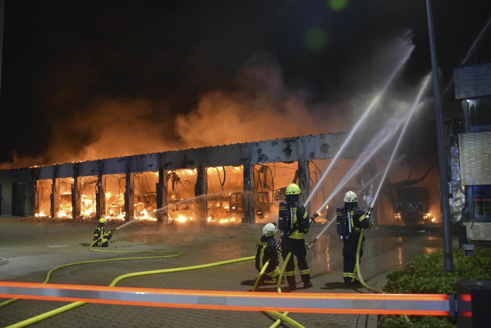 Den splitter nye brannstasjonen i Stadtallendorf ble totalskadet i brann onsdag. Ingen brannalarmer var installert. Den splitter nye brannstasjonen i Stadtallendorf ble totalskadet i brann onsdag. Ingen brannalarmer var installert. Foto: Michael Rinde / DPA / AP