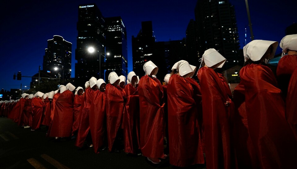Flere hundre kvinnerettsaktivister kledd som slavene i TV-serien «Handmaid's Tale» deltok i demonstrasjonen i sentrum av Tel Aviv lørdag. Meningsmålinger viser at den planlagte reformen er svært upopulær i Israel. Flere hundre kvinnerettsaktivister kledd som slavene i TV-serien «Handmaid's Tale» deltok i demonstrasjonen i sentrum av Tel Aviv lørdag. Meningsmålinger viser at den planlagte reformen er svært upopulær i Israel. Foto: Ohad Zwigenberg / AP / NTB