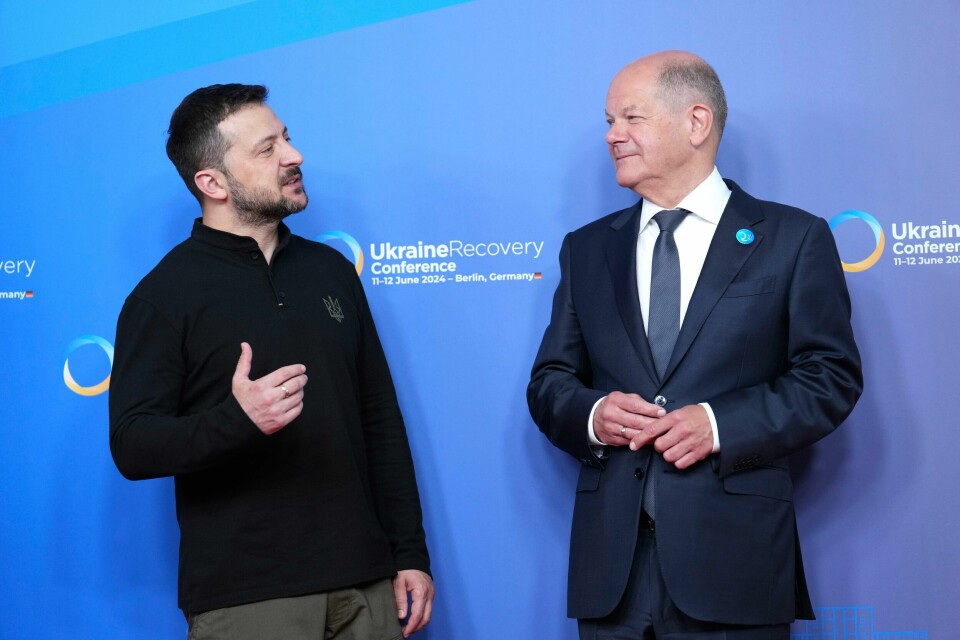 Volodymyr Zelenskyj (til venstre) skal fredag treffe Olaf Scholz i Tyskland. De to lederne møttes også i juni, da Zelenskyj deltok på en konferanse i Berlin om gjenreisingen av Ukraina. Volodymyr Zelenskyj (til venstre) skal fredag treffe Olaf Scholz i Tyskland. De to lederne møttes også i juni, da Zelenskyj deltok på en konferanse i Berlin om gjenreisingen av Ukraina. Arkivfoto: Ebrahim Noroozi / AP / NTB
