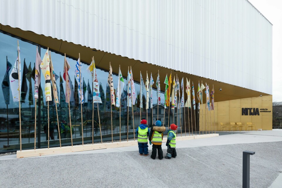 Nitja senter for samtidskunst ønsker å markere seg i lokalmiljøet på Lillestrøm, både gjennom oppsiktsvekkende arkitektur og ved å inkludere barn og ungdom. Flaggborgen er laget av ungdommer på den lokale kulturskolen, men selve utstillingen må man oppleve digitalt. Nitja senter for samtidskunst ønsker å markere seg i lokalmiljøet på Lillestrøm, både gjennom oppsiktsvekkende arkitektur og ved å inkludere barn og ungdom. Flaggborgen er laget av ungdommer på den lokale kulturskolen, men selve utstillingen må man oppleve digitalt.