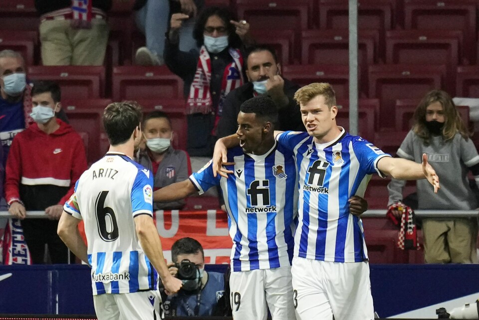 Alexander Sørloth feirer med lagkameratene etter målet mot Atlético Madrid. Torsdag scoret han igjen. Foto: Manu Fernandez / AP / NTB Alexander Sørloth feirer sitt første mål i spansk fotball med pasningslegger Alexander Isak og midtstopper Aritz Elustondo. Det ble 2-2 for Real Sociedad mot Atlético Madrid. Foto: Manu Fernandez, AP / NTB