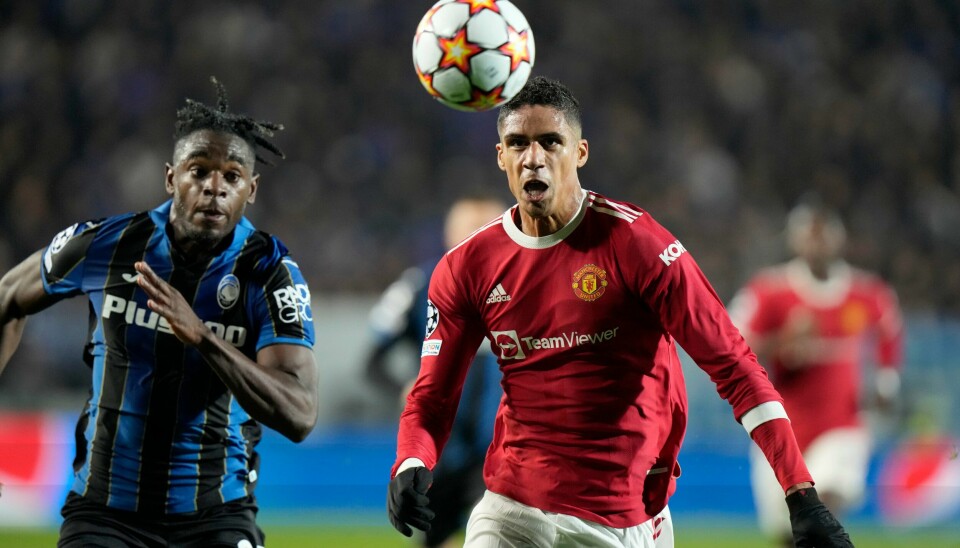 Raphaël Varane var bare på banen i 37 minutter tirsdag før han måtte av med en lårskade. Raphaël Varane var berre på banen i 37 minutt tysdag før han måtte av med ein hamstringsskade. Foto: Luca Bruno / AP / NTB