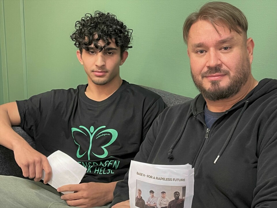 Renas Muhialdin (17) er frustrert over hvor lite ungdommer lærer om seksuell trakassering på skolen. Det har han tenkt å gjøre noe med, med god hjelp fra Mikael Niaz Ali fra Forandringshuset. Base- H