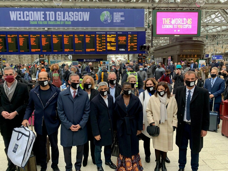 Byrådsleder Raymond Johansen tok toget fra London til Glasgow med en stor gruppe politiske ledere av storbyer mandag, blant annet LA-ordfører Eric Garcetti og London-ordfører Sadiq Khan (i midten) og Paris-ordfører Anne Hidalgo (lys jakke foran). Johansen på skrå bak Khan i bildet. Byrådsleder Raymond Johansen tok toget fra London til Glasgow med en stor gruppe politiske ledere av storbyer mandag, blant annet LA-ordfører Eric Garcetti og London-ordfører Sadiq Khan (i midten) og Paris-ordfører Anne Hidalgo (lys jakke). Johansen på skrå bak Khan i bildet.