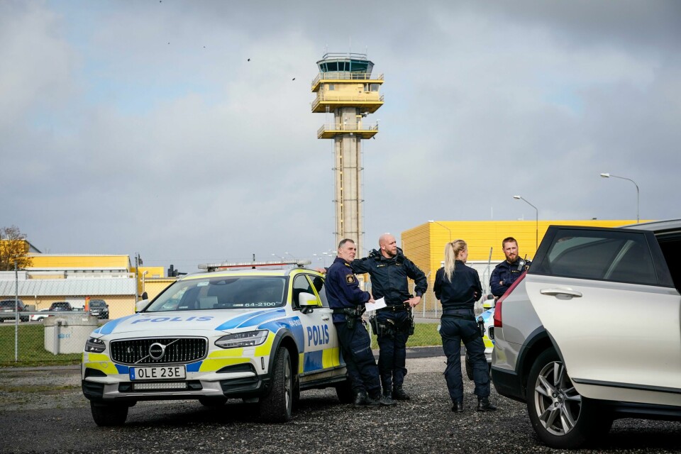 Politiet på plass på Malmö flyplass søndag, der en 57 år gammel kvinne er pågrepet etter en klimaaksjon. Politiet på plass på Malmö flyplass søndag, der en 57 år gammel kvinne er pågrepet etter en klimaaksjon. Foto: Johan Nilsson/TT / NTB