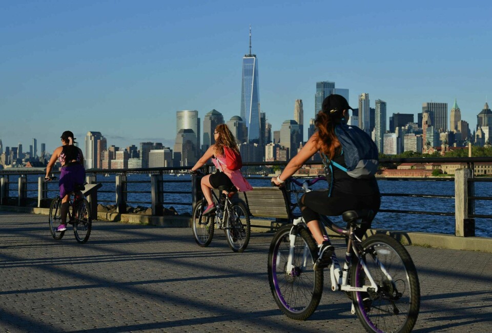 Klimavennlige transportløsninger er noe av det storbyer må innføre. Her syklister i Jersey city rett ved New York. Klimavennlige transportløsninger er noe av det storbyer må innføre. Her syklister i Jersey city rett ved New York.