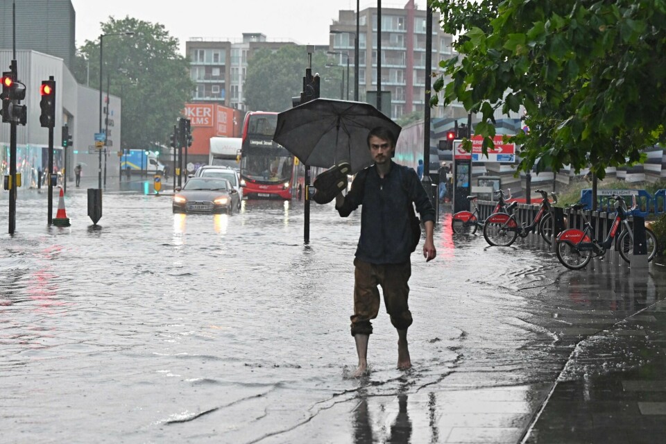 Byer står for de fleste klimautslippene, og mange av dem som rammes av klimaendringer, bor i byer. Her fra flom i London i juli. Byer står for de fleste klimautslippene, og mange av dem som rammes av klimaendringer, bor i byer. Her fra flom i London i juli.