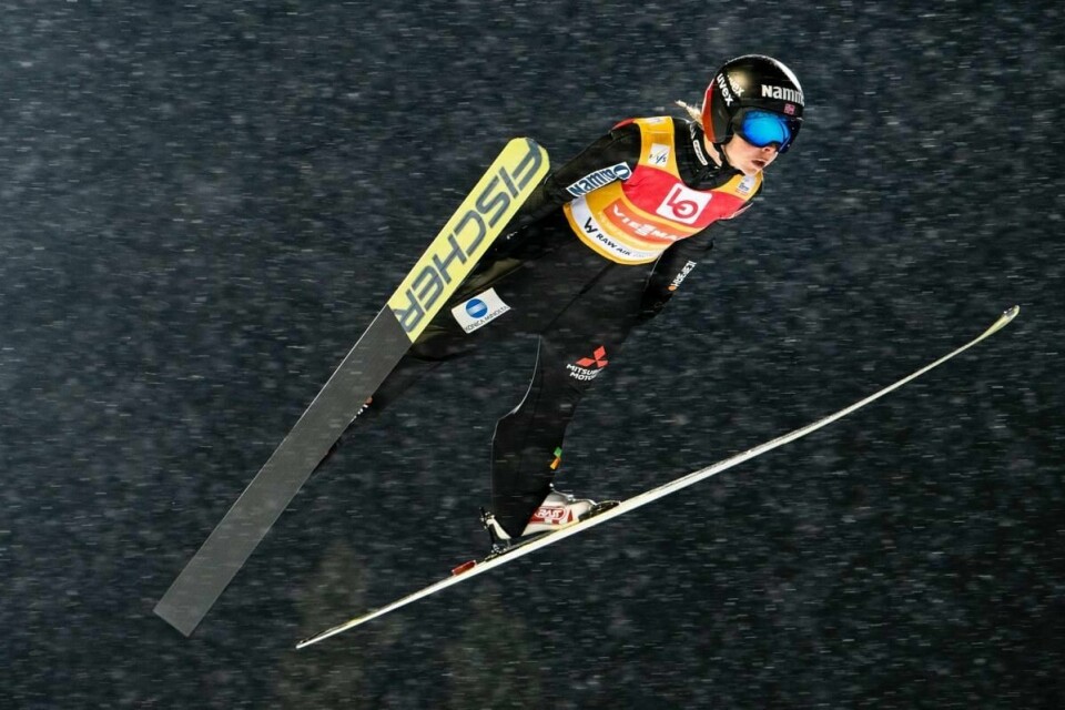 Maren Lundby i svevet i Granåsen onsdag kveld.