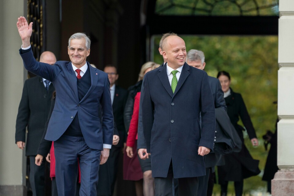 Kjære nye regjering, å innskrenke kontantstøtten er et skritt mot mer ensretting og mindre handlingsrom, skriver Ester Madelen Lorentzen. På bildet: Statsminister Jonas Gahr Støre (Ap) og finansminister Trygve Slagsvold Vedum (Sp).
