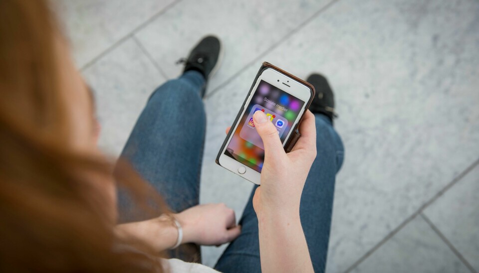 Den globale gjennomsnittspersonen tilbringer nå så mye tid med sosiale medier at det fordelt over hele livet vil bli fem år og fire måneder på Facebook, YouTube, Instagram og Snapchat, ifølge statistikk fra selskapet GlobalWebIndex. Illustrasjonsfoto: Oslo 20171102.Illustrasjonbilde av jente som bruker sosiale medier apper på en iPhone mobil/smartphone. Modellklarert.Foto: Mia Oshiro Junge / NTB