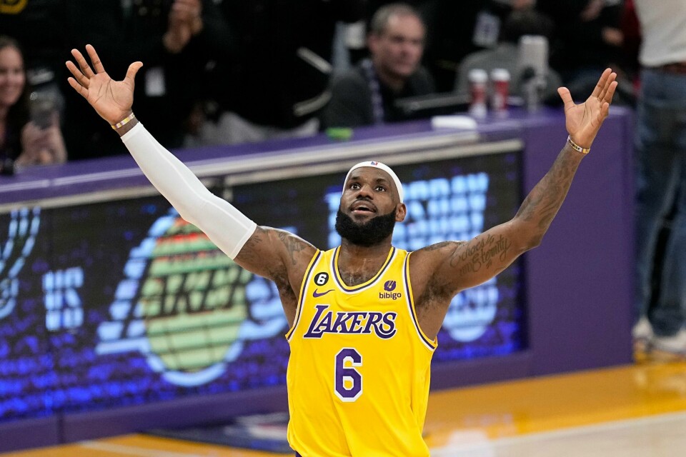 LeBron James feiret etter å ha blitt den mestscorende spilleren i NBA gjennom tidende. LeBron James feirer etter å ha blitt den mestscorende spilleren i NBA gjennom tidende. Foto: Mark J. Terrill / AP / NTB
