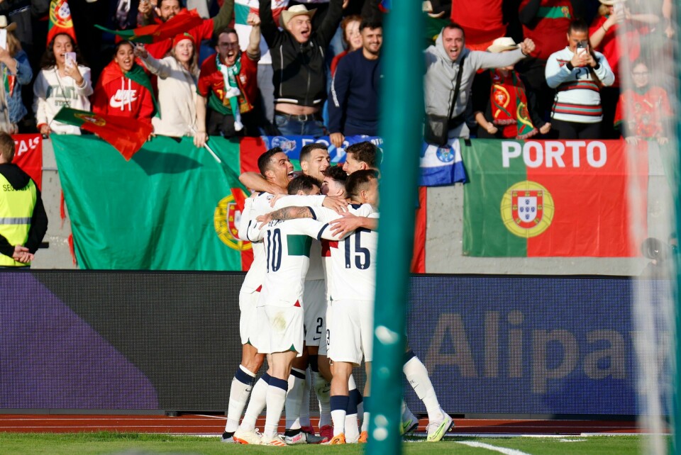 Cristiano Ronaldo (t.v.) omfavnes etter å ha blitt Portugals matchvinner mot Island. Cristiano Ronaldo (t.v.) omfavnes etter å ha blitt Portugals matchvinner mot Island. Foto: Brynjar Gunnarsson / AP / NTB