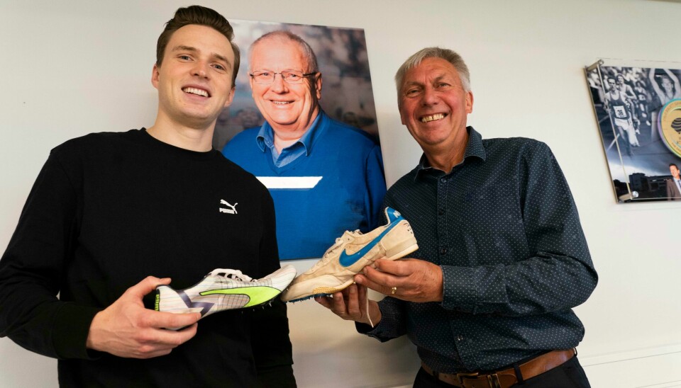 Karsten Warholm og Dave Moorcroft ga bort hver sine rekordsko til WAs museum under torsdagens åpningen av et eget rom til minne om friidrettstoppen Svein Arne Hansen på Bislett stadion. Foto: Karsten Warholm og Dave Moorcroft ga bort hver sine rekordsko til WAs museum under torsdagens åpningen av et eget rom til minne om friidrettstoppen Svein Arne Hansen på Bislett stadion. Foto: Erik Johansen / NTB