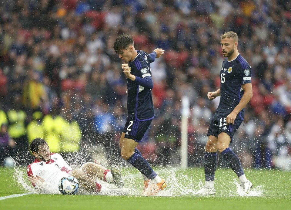 Spillbarheten på Hampden Park var dårlig tirsdag kveld. Spillbarheten på Hampden Park var dårlig tirsdag kveld. Foto: Andrew Milligan / PA / AP / NTB