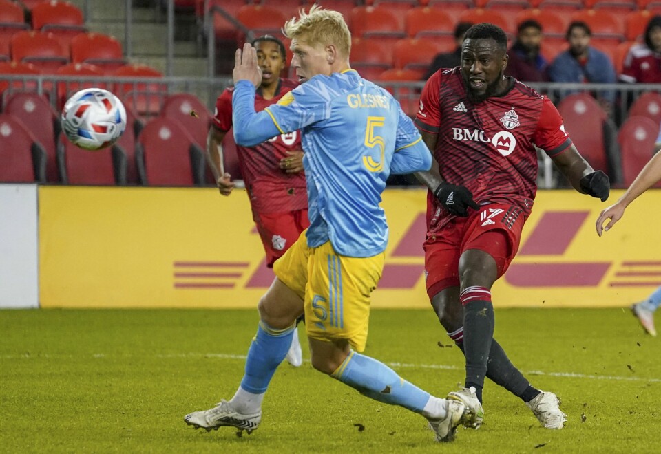 Jakob Glesnes prøver å blokkere et skudd fra Toronto-spissen Jozy Altidore i onsdagens MLS-kamp. Philadelphia Union fikk 2-2 og tok et nytt steg mot sluttspill. Jakob Glesnes prøver å blokkere et skudd fra Toronto-spissen Jozy Altidore i onsdagens MLS-kamp. Philadelphia Union fikk 2-2 og tok et nytt steg mot sluttspill. Foto: Evan Buhler, The Canadian Press via AP / NTB